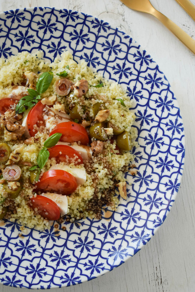 Ensalada de cous cous, tomate, albahaca y aceto dulce