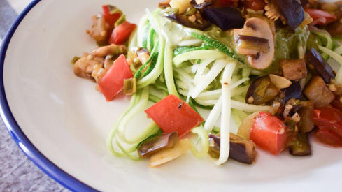 Ensalada tibia de zapallo italiano, verduras salteadas y pesto