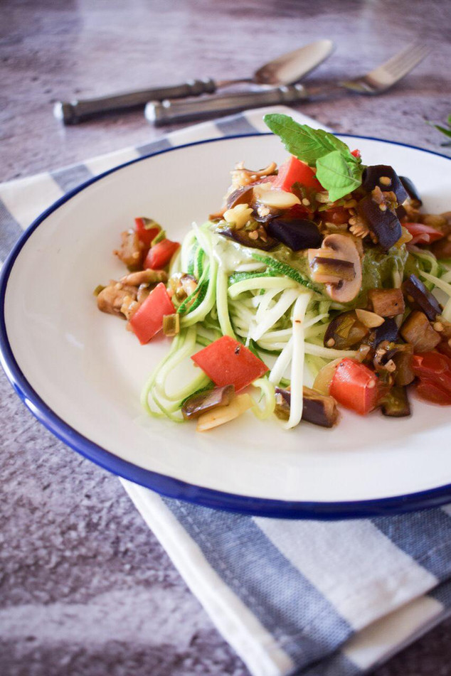 Ensalada tibia de zapallo italiano, verduras salteadas y pesto