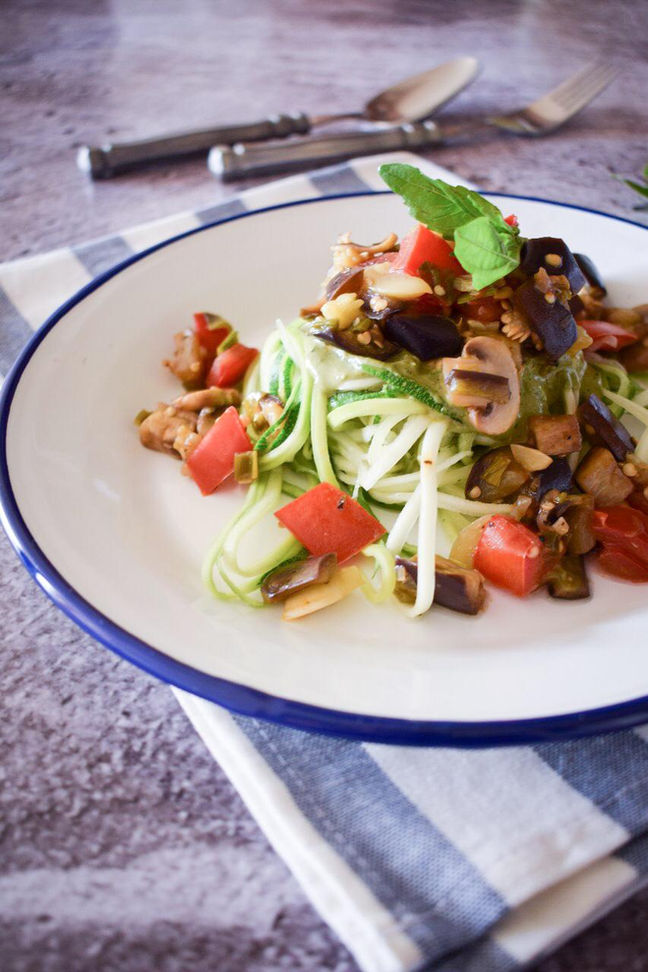 Ensalada tibia de zapallo italiano, verduras salteadas y pesto