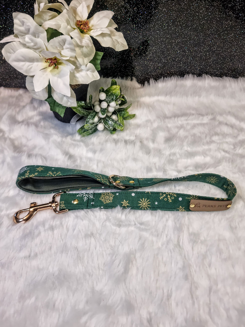 Thumbnail: Silver & Gold Snowflakes on Green Lead