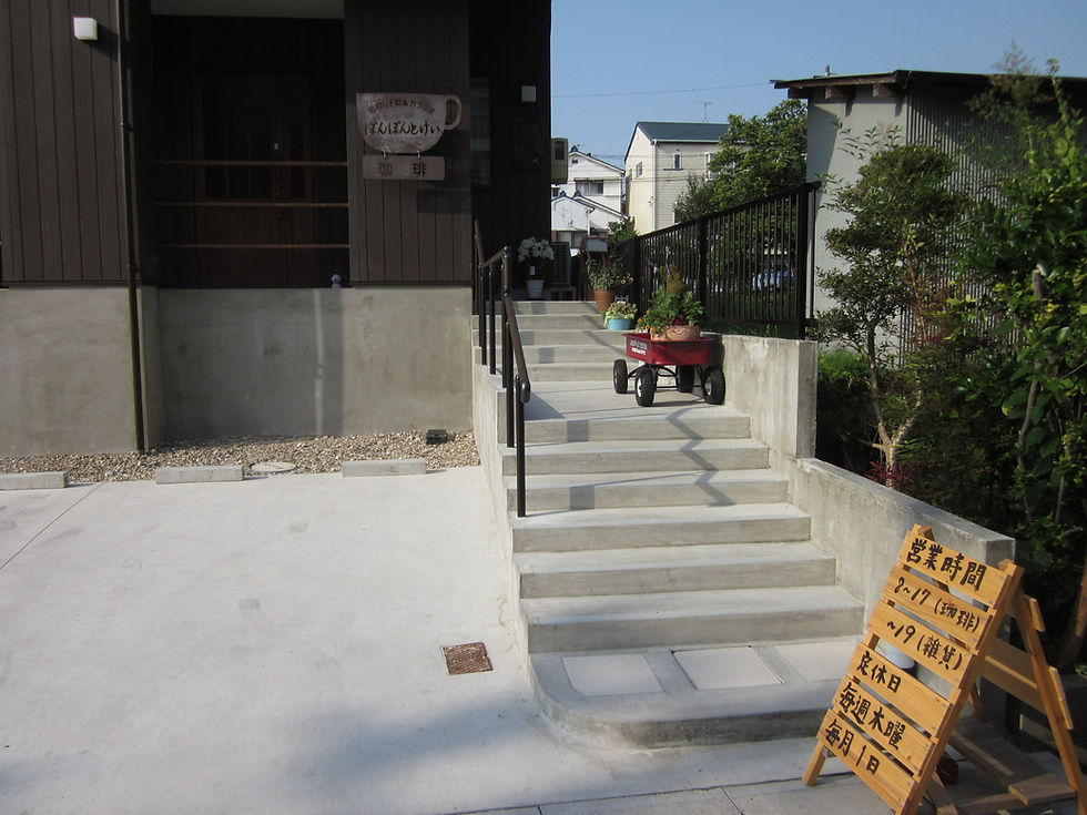 入口への階段