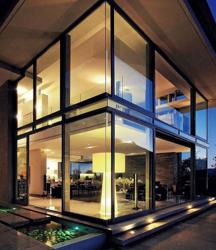 Fachada completa de casa en cristal