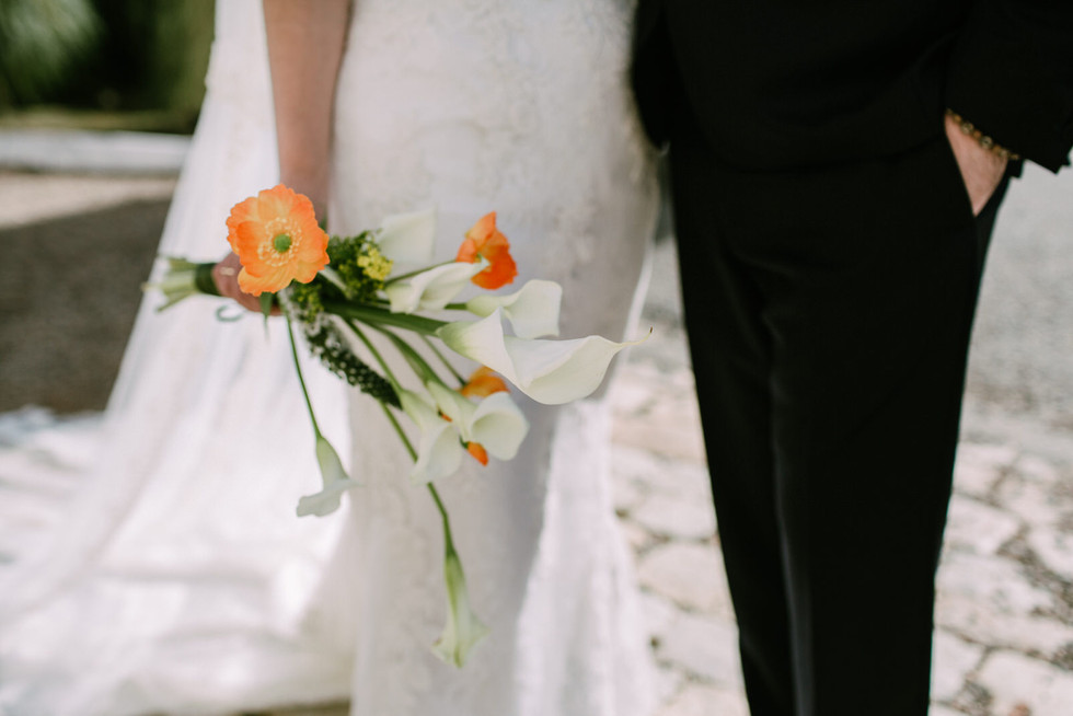 modern wedding bouquet orange-white