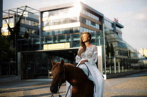 horse wedding ideas prague nevesta na koni