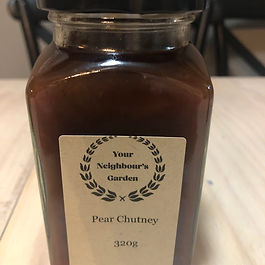 The perfect mix of freshly picked pears and tomatoes, mixed with locally grown garlic and onions. Lovely with sandwiches, sausages and on meat with your meal.
