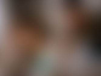 Scena domestica che rappresenta l’umiliazione psicologica nella coppia, con donna visibilmente provata e uomo che la aggredisce verbalmente.