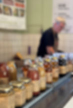 Fyldte flasker og glas til markedsdag i Anneberg Kulturpark