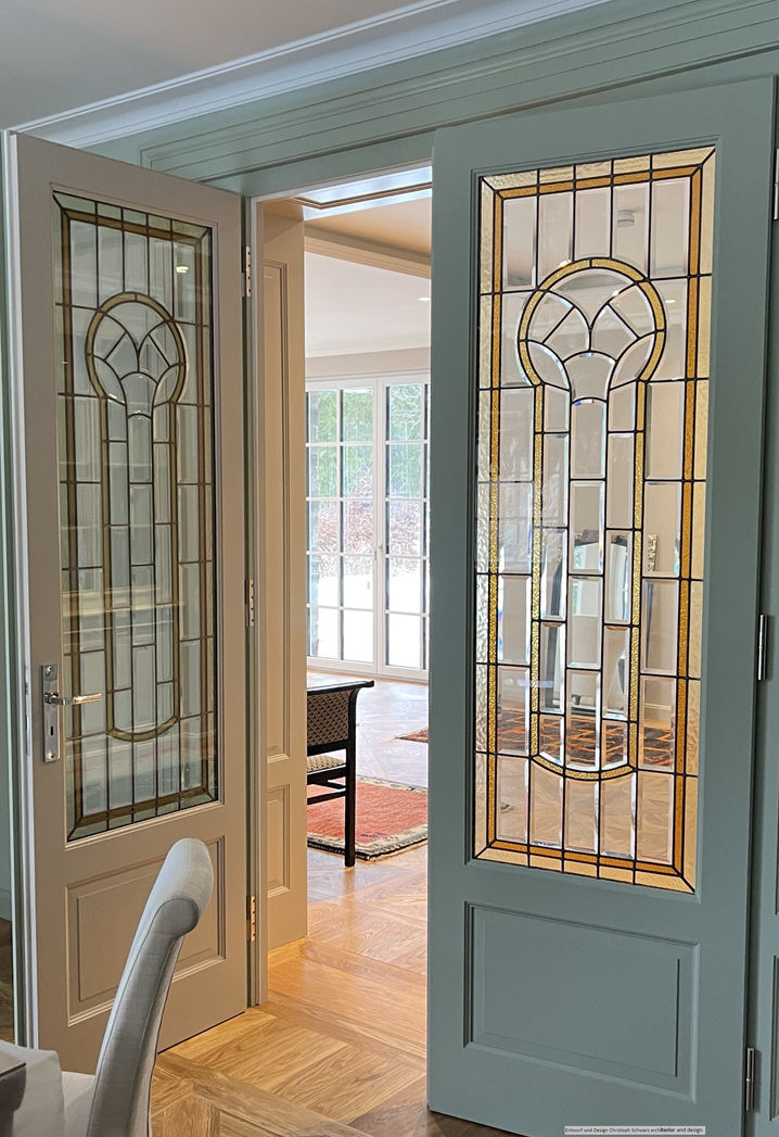 Projekt mit historischen Gläsern neu verglaste Doppeltür