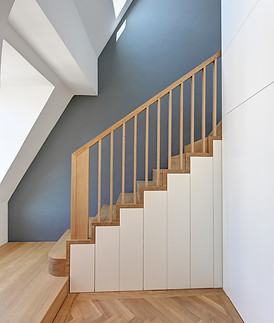 Holztreppe mit unterbauten Schränken als Sanierungsmaßnahme im Altbau