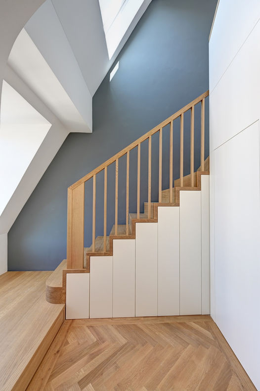 Projekt Holztreppe mit unterbauten Schränken als Sanierungsmaßnahme im Altbau Seitenansicht