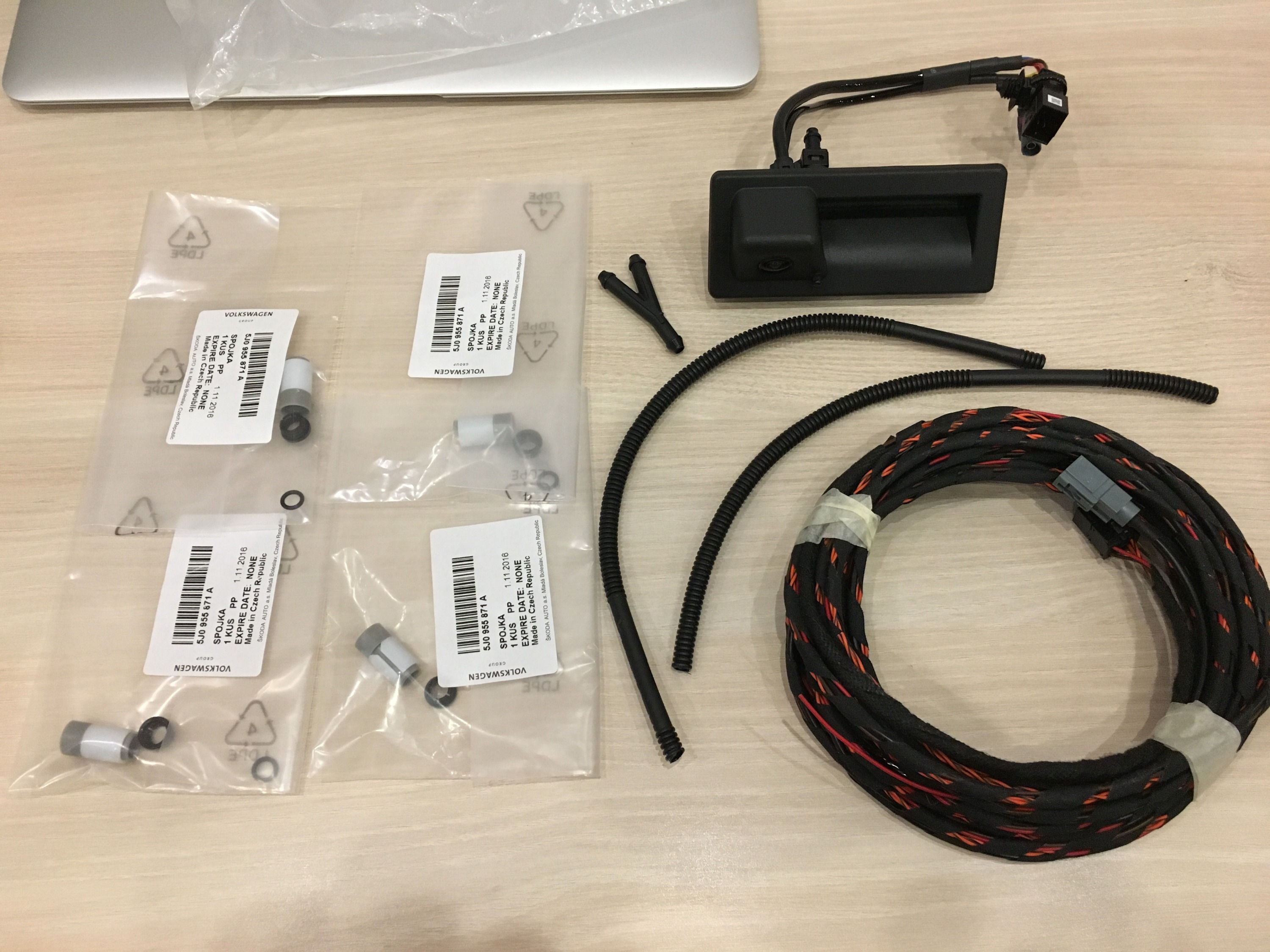 Комплект камеры заднего вида с омывателем для VW Tiguan 2/ Octavia A7/Audi A3.