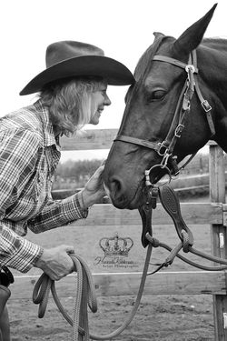 Woman_and_horse_photo_outdoors_in_Palmer