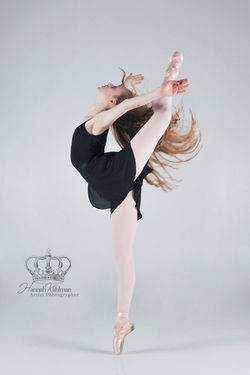 Ballet_dancer_en_pointe_first_arabesque_