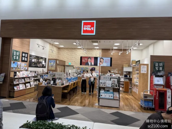 這間店是日本很常見的相片服務品牌 「カメラのキタムラ」，主要是做 攝影與影像相關服務，不是單純賣相機而已，還包括證件照拍攝、即時照片輸出(手機照片)、影像製作、舊式錄影帶數位化轉檔等，另外還有二手相機及鏡頭等買賣。是購物中心鐘非常典型的「生活服務型」廠商。而這種服務型的廠商，電商無可替代，而且能帶來固定回訪客。或許我們台灣的購物中心可以考慮引進這類型的廠商。