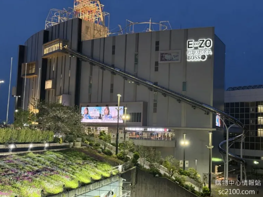球場旁邊還有一間商場及遊樂場。溜滑梯從高樓層戶外一路溜到一樓，一定很過癮！