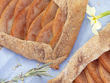 Tartelettes à la poire, sésame et romarin