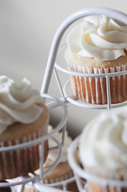 Vanilla cupcakes on stand_edited.jpg