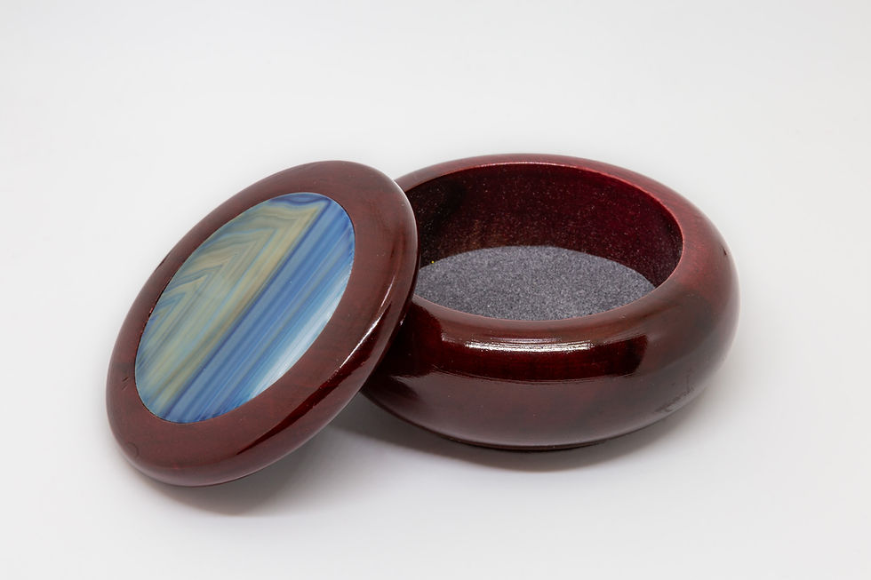 Miniatura: Scatola rotonda in legno con laccatura rossa e inserto in agata blu naturale, dalle sfumature azzurre e verdi. Vista aperta