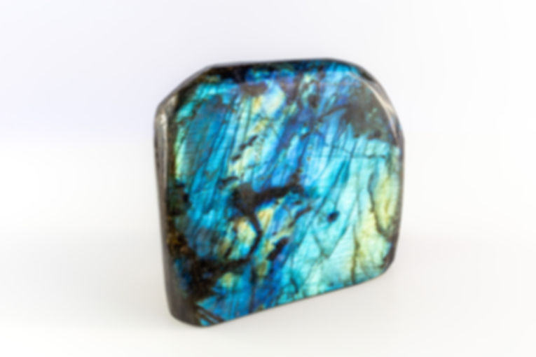Blocco di labradorite levigato e lucidato con riflessi blu, verdi e oro. Vista fronte