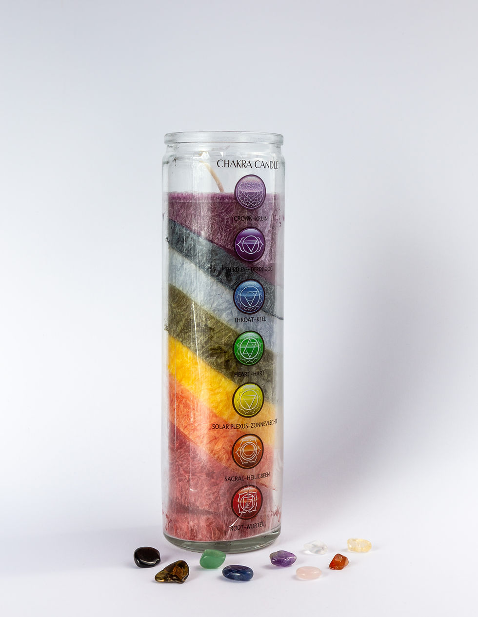 Miniatura: Candela a cilindro in vaso di vetro con strati obliqui nei colori dei chakra. Vista candela