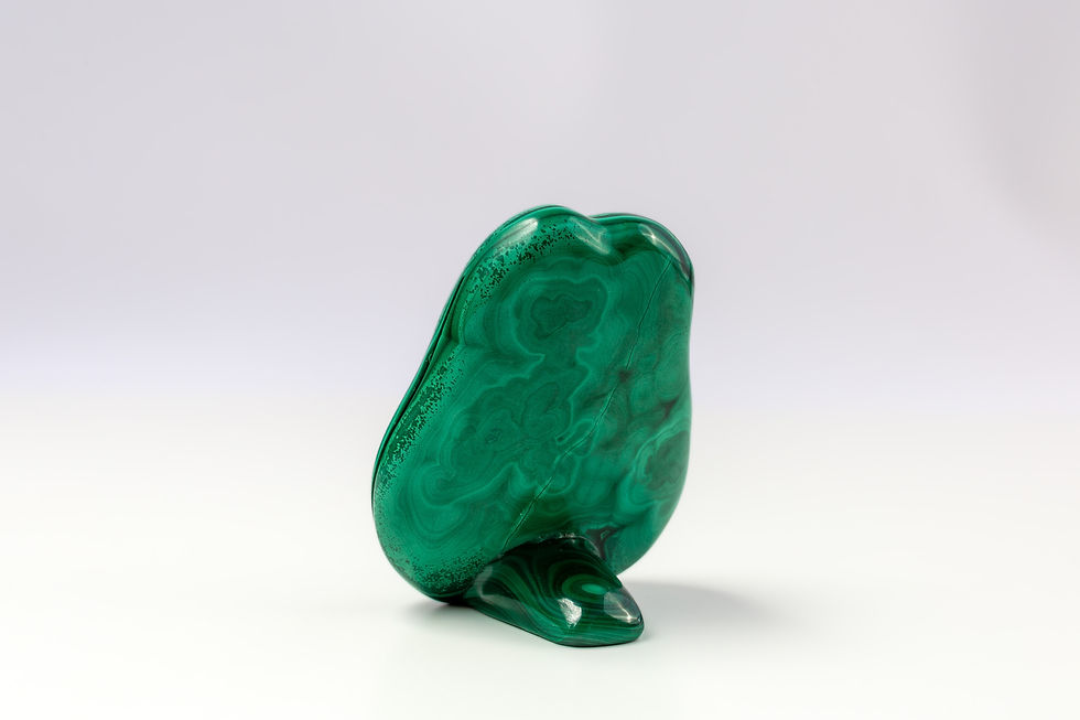 Miniatura: Piccola cornice fancy in malachite, dal colore verde brillante con venature naturali. Foro circolare. Vista retro
