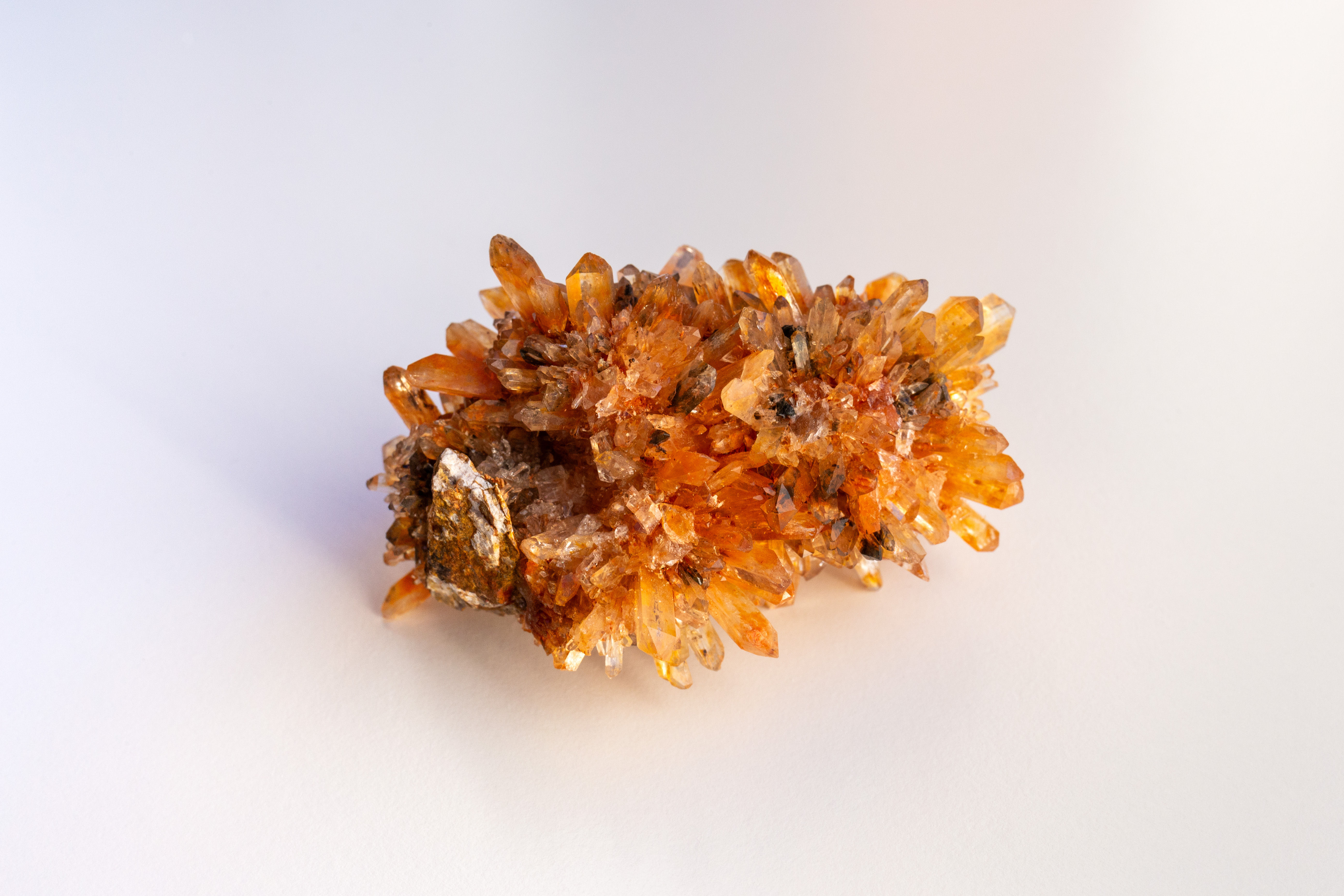 Aggregato di cristalli di creedite messicana dal colore arancio intenso e brillante