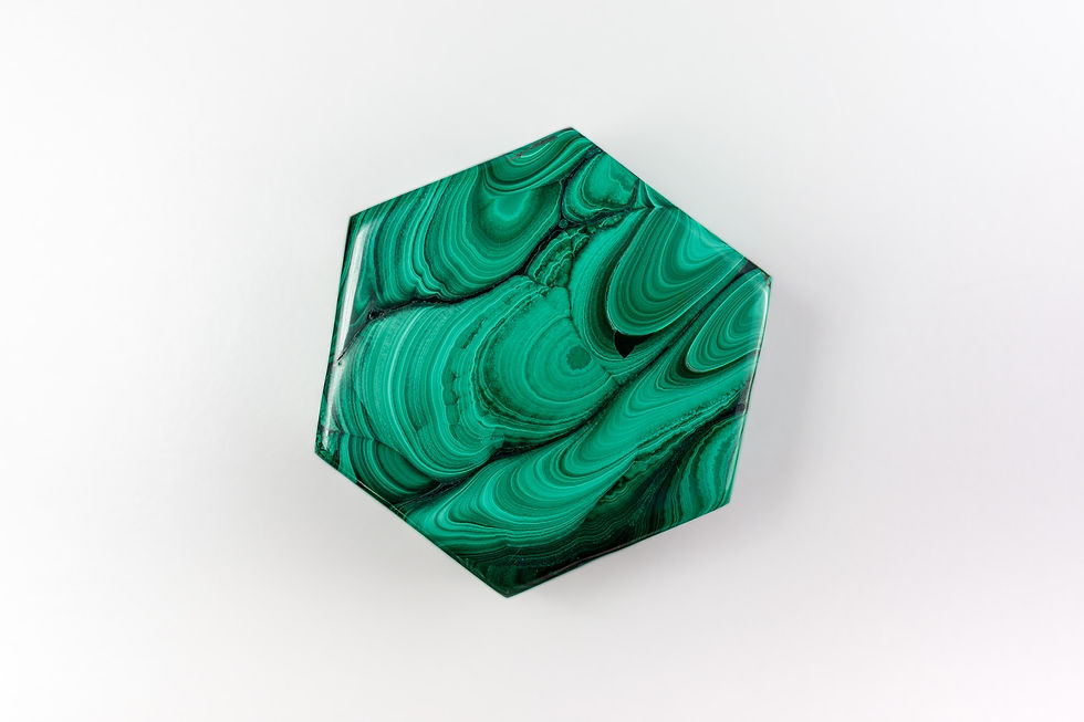 Miniatura: Piccola scatola esagonale in lastre di malachite dalle sfumature verdi brillanti e accese. Vista sopra chiusa