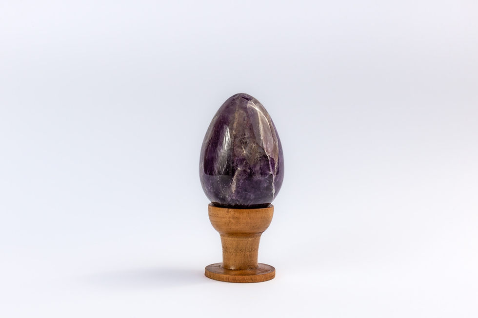 Miniatura: Uovo in ametista naturale alto 6 cm, dalle sfumature violacee intense. Vista su supporto in legno