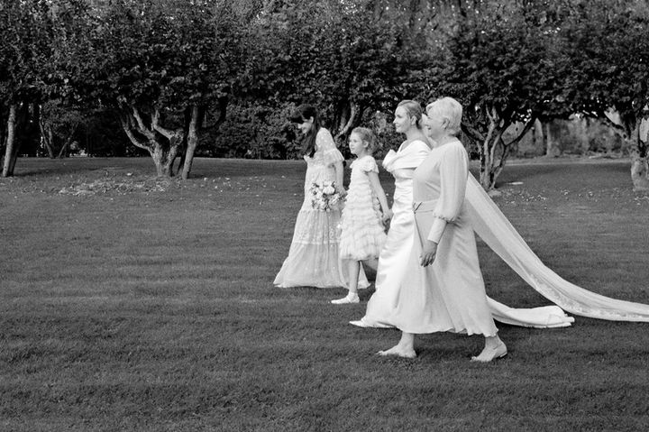 Pāris kāzu dienā iekšā — eleganta gaisma un stāsts