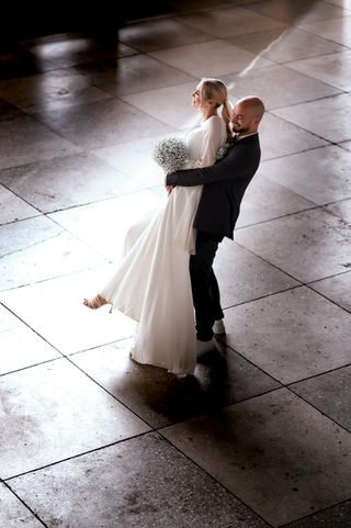 Kāzu fotosesija pie pils — romantiski mirkļi
