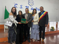 Alcalde Víctor Bustamante otorgó la "Llave de la Ciudad" al primer mandatario electo de Zea