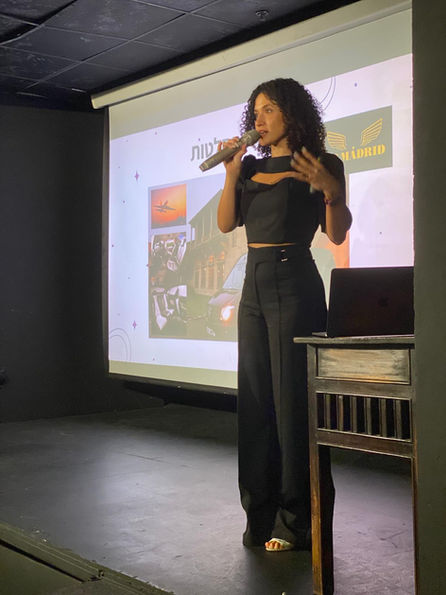 רעות תות מרצה לארגון על הבמה