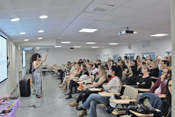 רעות תות מרצה מול קהל