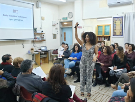 רעות תות בהרצאה מול קהל