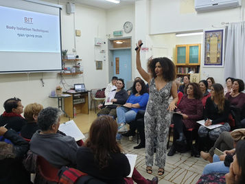 רעות תות מרצה מול צוות בארגון