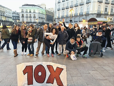 רעות במדריד אחרי ריקודים ברחוב מצולמת עם קהל אקראי