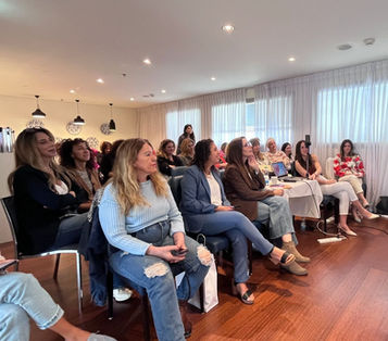 קהל יושב ומאזין להרצאה של רעות תות