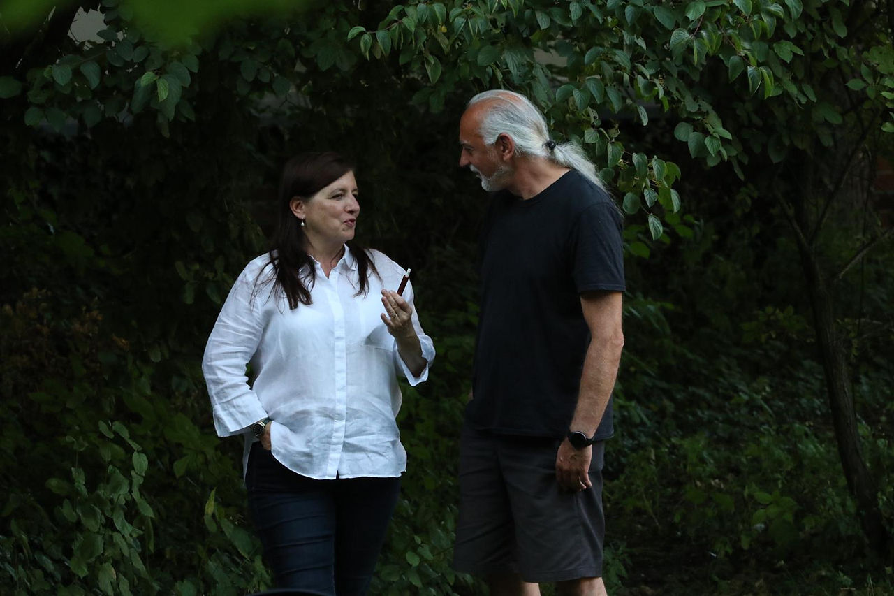 Nina Baum und Backliner Markus