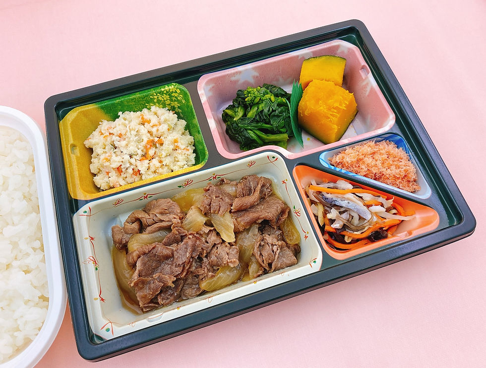 3月の行事食は3月30日(日)の昼食です。「オリーブ牛のすき煮弁当」をご用意いたしました。 「オリーブ牛」とは香川県の県木であるオリーブの搾り果実を与えて育てた黒毛和牛です。 きめ細やかくやわらかな肉質の「オリーブ牛」を使用したすき煮です。 もも肉を使用することで、肉の脂が強くならないように仕上げました。