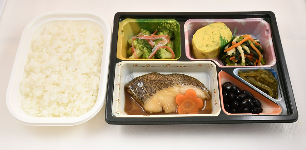 9月の敬老の日の行事食は9月20日(月・祝)の昼食です。 「カラスガレイ煮付弁当」をご用意いたしました。 脂のりの良いカラスガレイをふっくらとした煮付けにしました。 タレは濃口醤油・たまり醤油に砂糖を合わせて甘辛く仕立て、カラスガレイの脂の旨味を引き立てるように仕上げました。 宅配クック123のお魚はピンセット等を使用し、骨を取り除いています。取り除いた後には触診やX線の機械等を通し、残骨がないか確認します。取り除けない魚に関しては加圧処理をし、骨まで食べられる様にしてありますので、安心してお召し上がりいただけます。 お値段は通常の普通食のおかずとごはんセットと同様594円(税込)、おかずのみは540円(税込)となります。 初めての方でも行事食の時だけのご注文も可能です。是非、宅配クック郡山店(TEL )へお気軽にお電話下さい。 食材発注の都合上、ご注文は9月14日(火)までにお願いいたします。