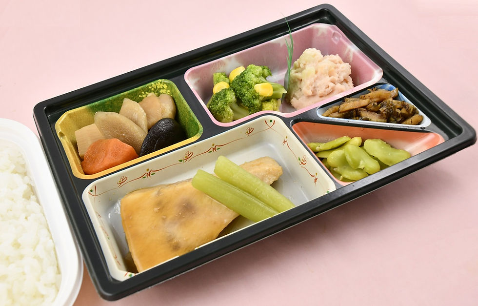 5月の行事食は5月27日(木)の昼食です。 「静岡県焼津産メカジキ生姜煮弁当」をご用意いたしました。 静岡県産メカジキを使用し、和風の魚料理に仕上げました。 上品な脂を含んだ肉質を特徴とするメカジキに砂糖、醤油、みりんを合わせたタレに生姜をきかせて風味豊かな味わいに仕立てました。 お値段は通常の普通食のおかずとごはんセットと同様594円(税込)、おかずのみは540円(税込)となります。 郡山市の行政配食サービスを木曜日に受けている方は自己負担400円(税込)でお召し上がりになれます。 初めての方でも行事食の時だけのご注文も可能です。宅配クック郡山店(TEL )へお電話下さい。