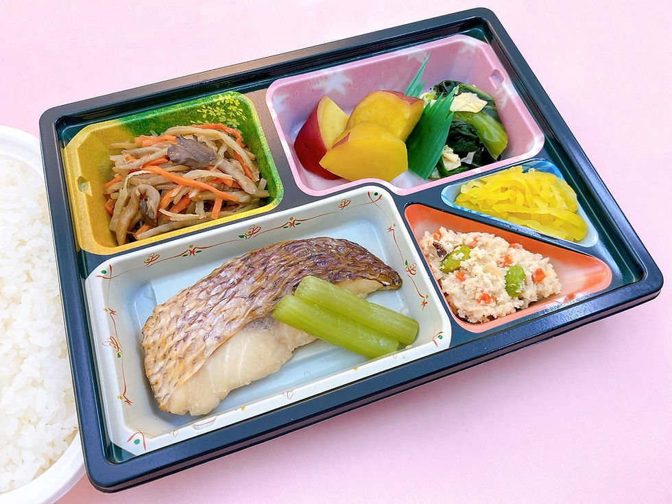 10月の行事食は10月27日(水)の夕食です。「高知県産真鯛幽庵焼き弁当」をご用意いたしました。 高級魚の代名詞ともいえる真鯛を焼物にしました。 高知県で養殖された真鯛をふっくらと焼き上げています。 ゆずの風味の効いた幽庵タレに漬け込み、上品な味付けに仕立てました。 お値段は通常の普通食のおかずとごはんセットと同様、594円(税込)です。おかずのみは540円(税込)となります。 初めての方でも、行事食の時だけでもご注文が可能です。宅配クック郡山店(TEL 024-954-9080)へお電話下さい。 食材発注の都合上、ご注文は10月12日(火)までにお願いいたします。