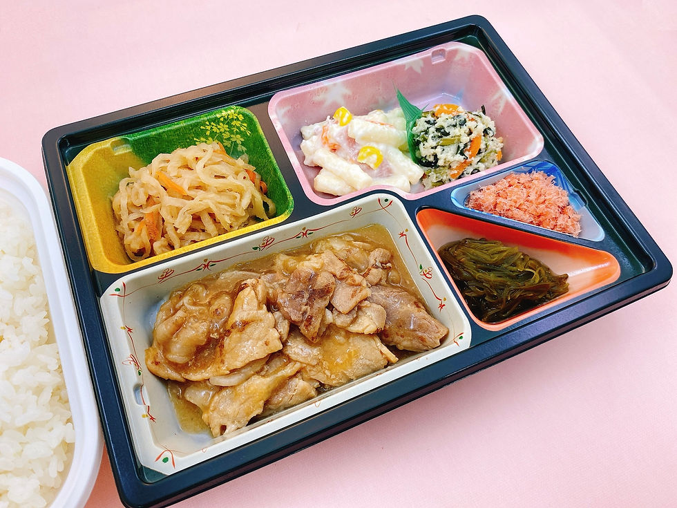 11月の行事食は11月30日(火)の昼食です。「鹿児島県産黒豚焼き味噌仕立て弁当」をご用意いたしました。 やわらかな肉質の脂と甘さが特徴の「鹿児島県産黒豚」のロース肉を香ばしく焼き上げ、 西京味噌を使用した甘辛ダレで仕立てました。 黒豚の脂の旨味に甘辛ダレの西京味噌ダレの旨味が加わり、お箸の進む一品です。 宅配クック123のお肉は骨を取り除き、取り除いた後には触診やX線の機械等を通し、残骨がないか確認します。 筋切り、漬け込み、加圧処理等でお肉がやわらかくなるように処理していますので、安心してお召し上がりいただけます。