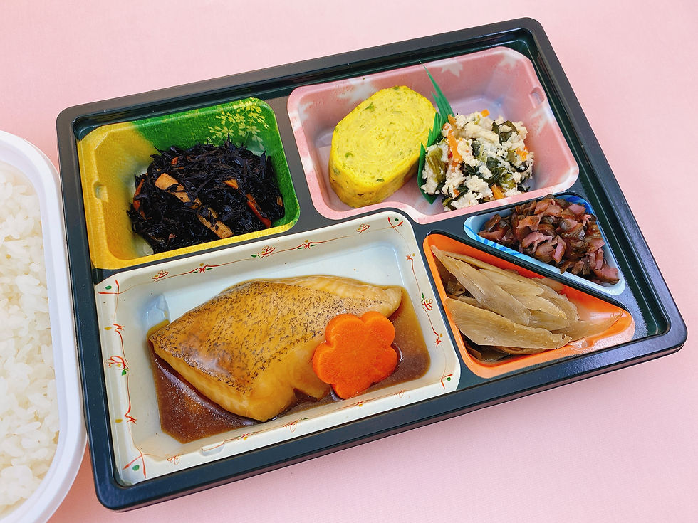 3月のご馳走の日のお食事は「カラスガレイ煮付弁当」です。 脂のりの良いカラスガレイは濃口醤油・たまり醤油に砂糖を合わせた甘辛ダレで味付けし、 ふっくらと仕上げました。 カラスガレイの脂の旨味が引き立つ味わいとなっております。