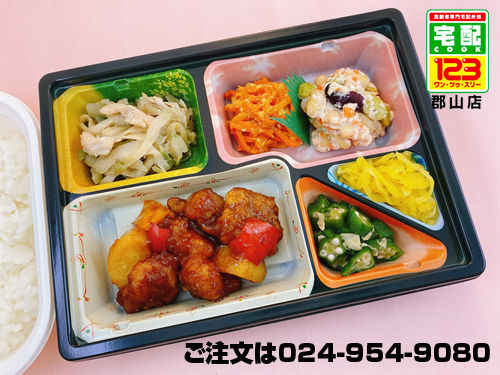 6月のご馳走の日のお食事は「霧島黒豚と長芋の黒酢酢豚弁当」をご用意いたしました。 「霧島黒豚」は自然豊かな霧島山麓の黒豚専用農場でストレスがかからないように育てられ、 配合飼料にもこだわることで良質な肉の旨味・甘味が味わえる黒豚です。 ブランド豚である宮城県産の霧島黒豚に、長芋、赤ピーマン、黄ピーマンを合わせ、彩り豊かな酢豚に仕上げました。 黒酢ダレには香川県産の白桃をピューレにして加えることで、深みのある味わいとなっています。