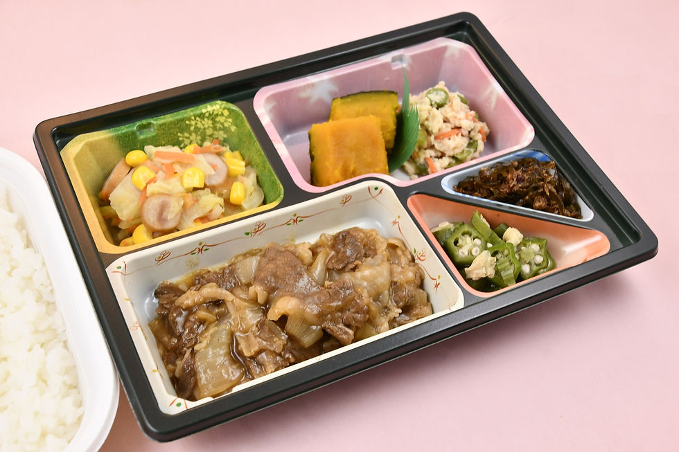 8月の行事食は8月27日(金)の夕食です。「黒毛和牛のバラ焼き弁当」をご用意いたしました。 青森県の郷土料理「バラ焼き」をイメージし、牛バラ肉と玉ねぎを、醤油ベースの甘辛ダレでシンプルに仕上げました。 タレはりんごピューレ・にんにく・生姜を使用することで味に深みを出しております。 牛肉は肉質が柔らかな黒毛和牛を使用し、焼き工程を入れることで余分な脂を落としながら、牛肉の旨味を味わっていただけるように仕上げました。