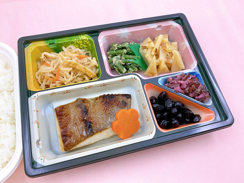 6月のごちそうの日は6月30日(木)の夕食です。「カラスガレイ西京焼き弁当」をご用意いたしました。 カレイの中でも特に脂のりが良いとされるカラスガレイを西京焼きに仕上げました。 独特の西京味噌に2日間じっくりと漬け込み、カラスガレイの旨味を引き出しています。