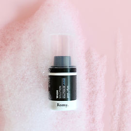 Photo studio de la solution de lavage Romy, photographiée dans de la mousse