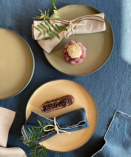 Photo d'ambiance d'une table dressée avec du linge de table en lin et des assiettes en porcelaine. Photo réalisée à l'occasion du jeu concours Blanc Cerise x Revol